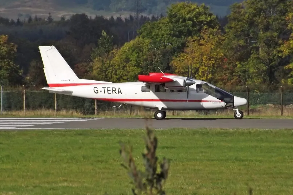 Vulcanair P68 Observer 2 G-TERA, muso vetrato
