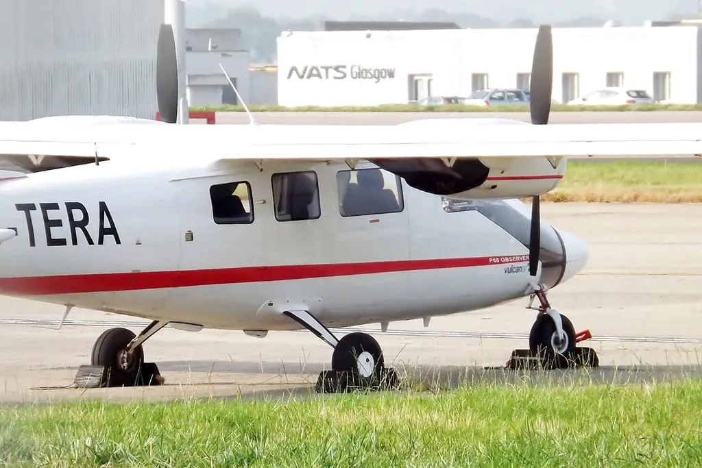 P68 Observer 2 G-TERA in rullaggio